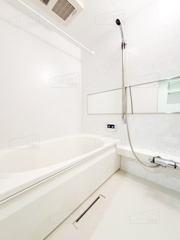 バス・シャワールーム　追い焚き・浴室乾燥機付きのお風呂です♪