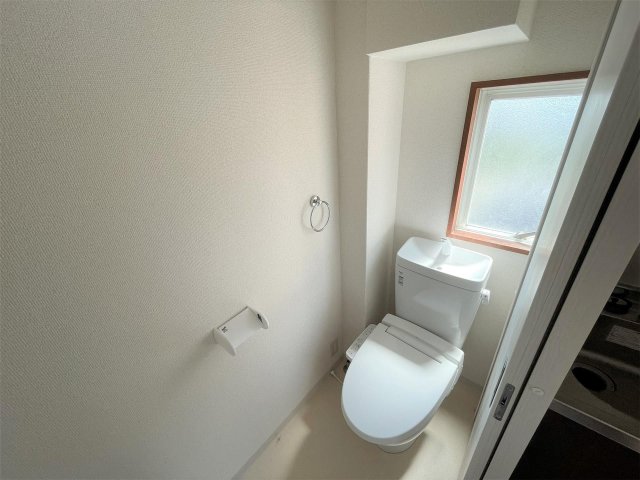 トイレ　窓がついてるので部屋が明るくなったり換気できるので助かります