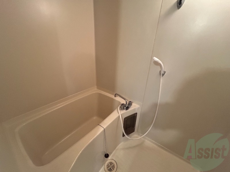 バス・シャワールーム　バスルームは狭すぎず、シャワーも浴びやすそうです。