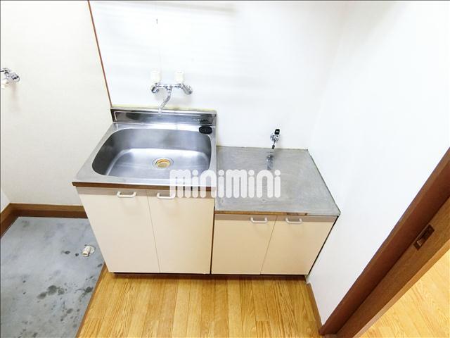 キッチン　キッチンスペースには収納がございます。