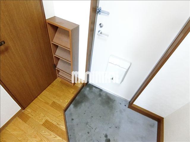 玄関　玄関スペースには靴を収納することができます。