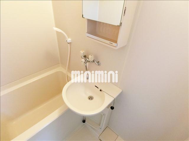 洗面設備　朝の身支度はこちらでできます。