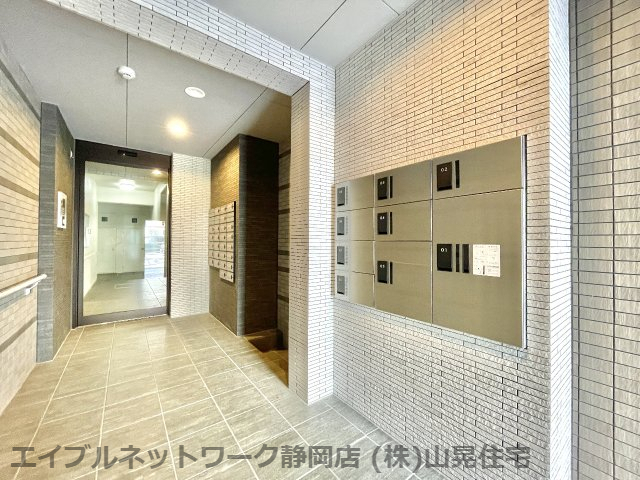 エントランス　落ち着いたエントランスです