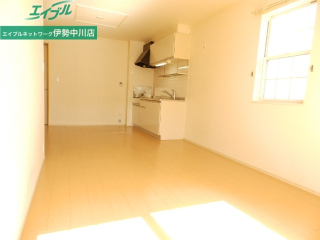 居室・リビング　同物件別室写真