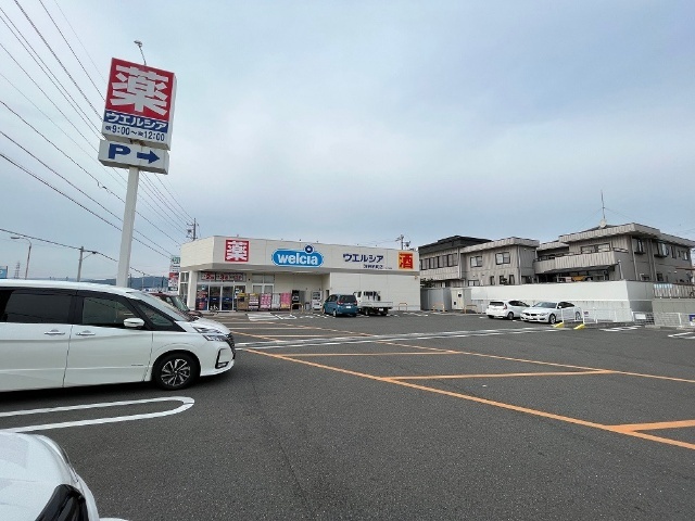 ドラックストア　ウエルシア津神納町店（ドラッグストア）まで181m