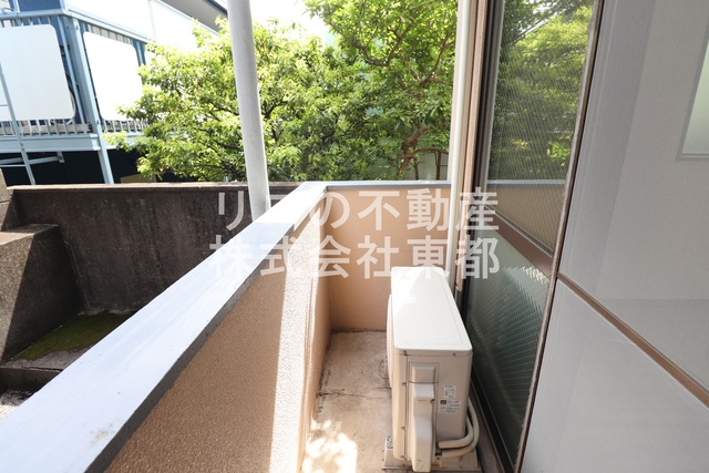 バルコニー　バルコニーがあるので洗濯物を太陽の下で干すことができます♪