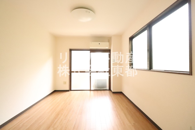 居室・リビング　２面採光なので、明るく風通しのよい過ごしやすいお部屋です♪