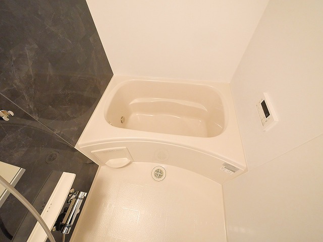 バス・シャワールーム　ゆったり過ごせる居間です