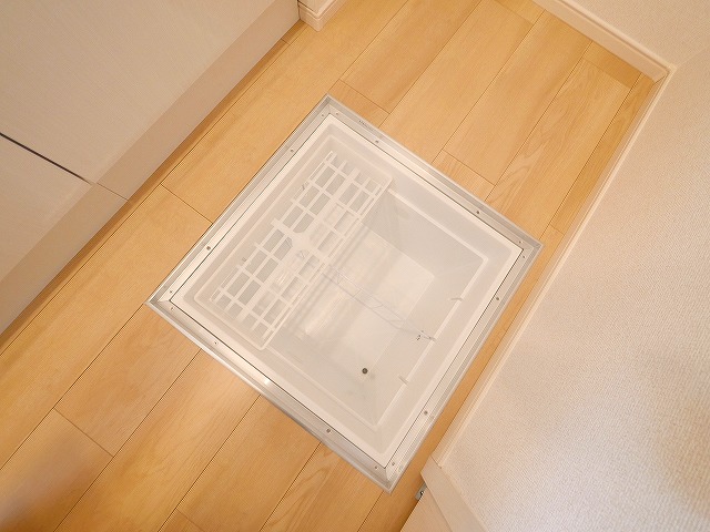 収納　モニター付きインターホンです