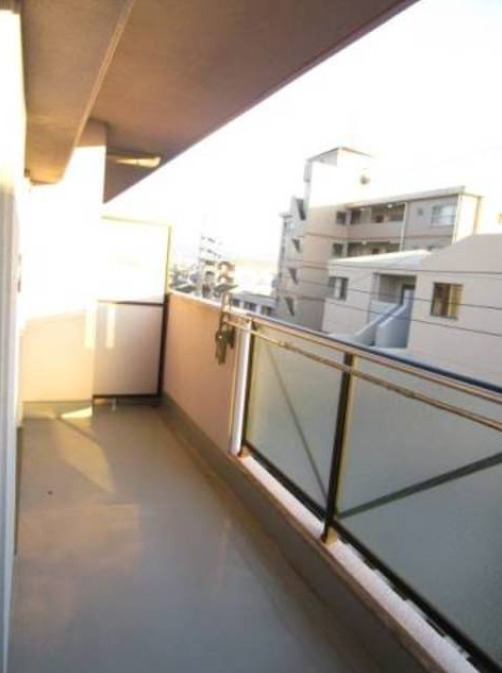 バルコニー　暖かな日差しのふりそそぐバルコニー