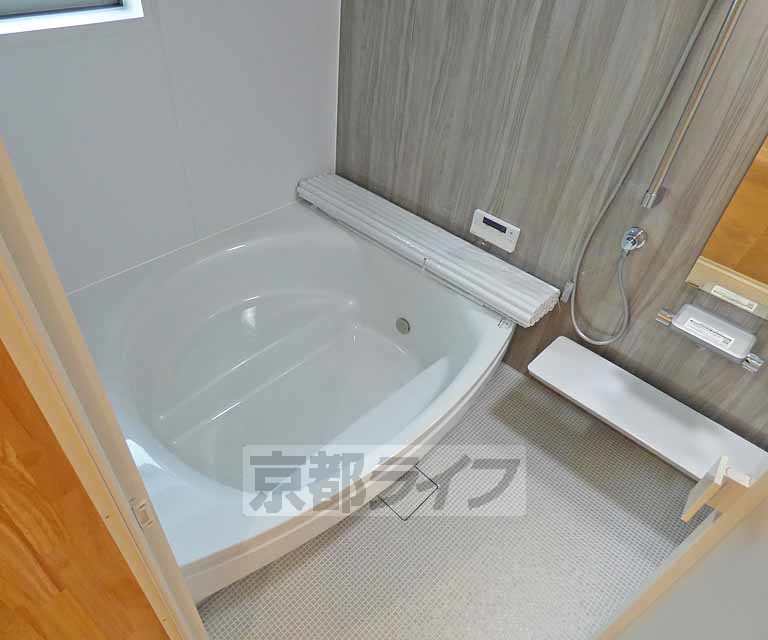 バス・シャワールーム　広々とした浴室です。