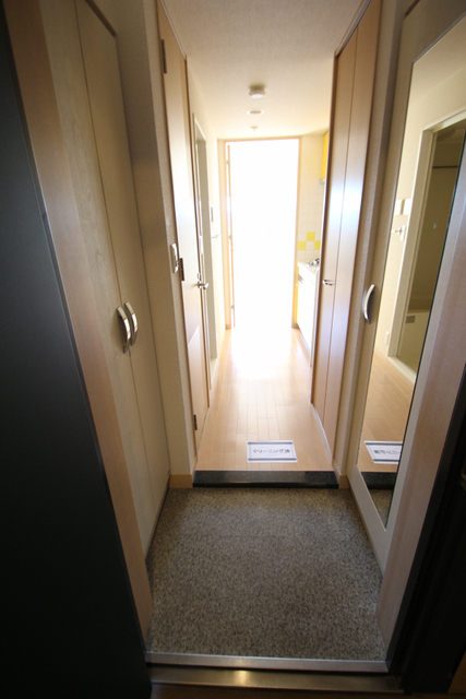 玄関　同間取の別室参考写真です。