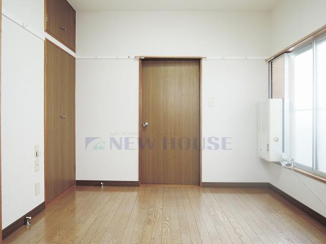 居室・リビング　天袋付き収納あります。