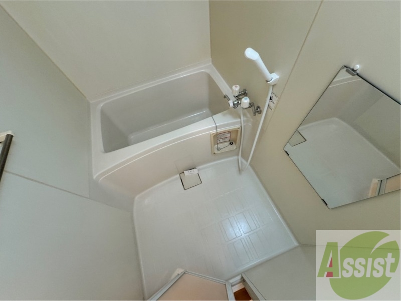 バス・シャワールーム　バスルームは狭すぎず、シャワーも浴びやすそうです。