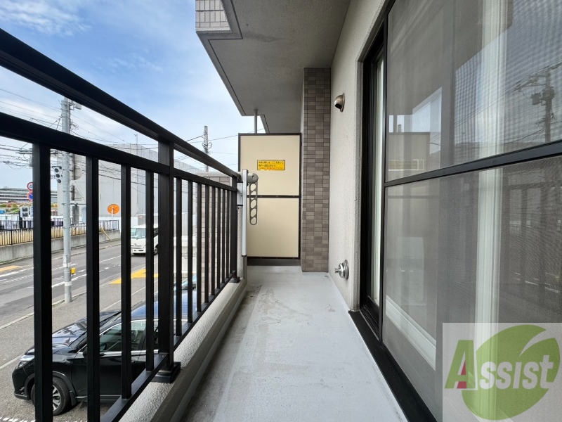 バルコニー　バルコニー。洗濯物がはかどりそうな広さがありますよ。