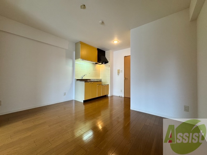 居室・リビング　木目のフローリングは落ち着きのある印象のお部屋になりますね。