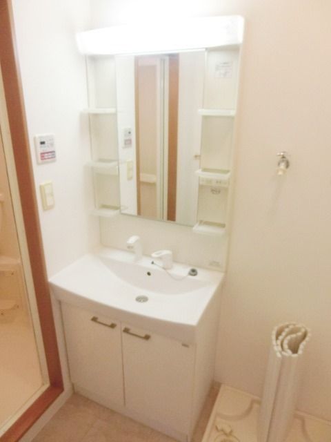 洗面設備　毎朝の準備に便利な独立洗面台