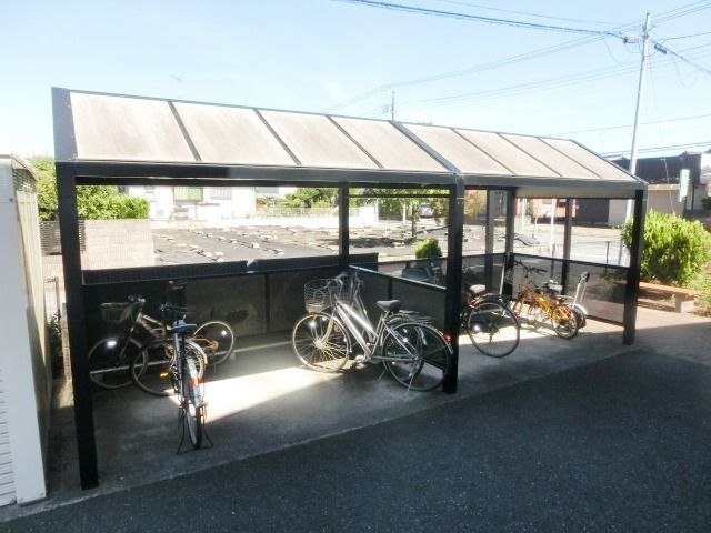 その他　屋根付きの駐輪場です
