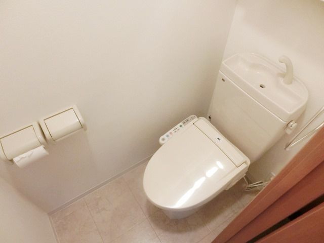 トイレ　温水洗浄便座付きのトイレです