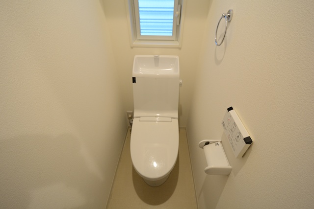 トイレ　温水洗浄暖房便座ついてます