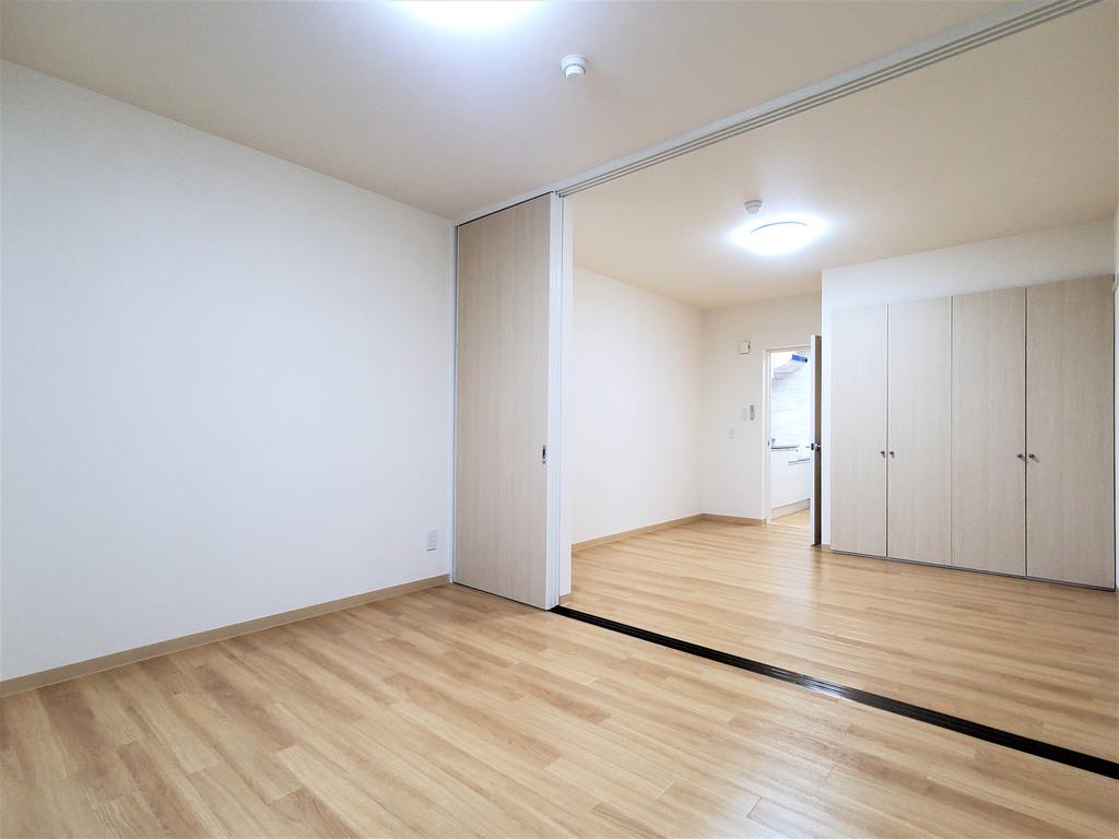 居室・リビング　洋室は7帖と6帖です。天井の照明器具は備え付けです。