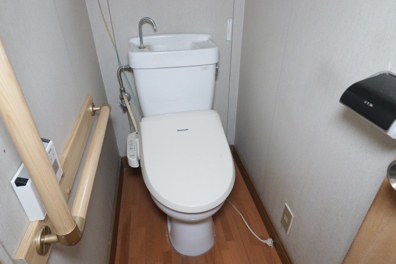 トイレ　温水洗浄便座