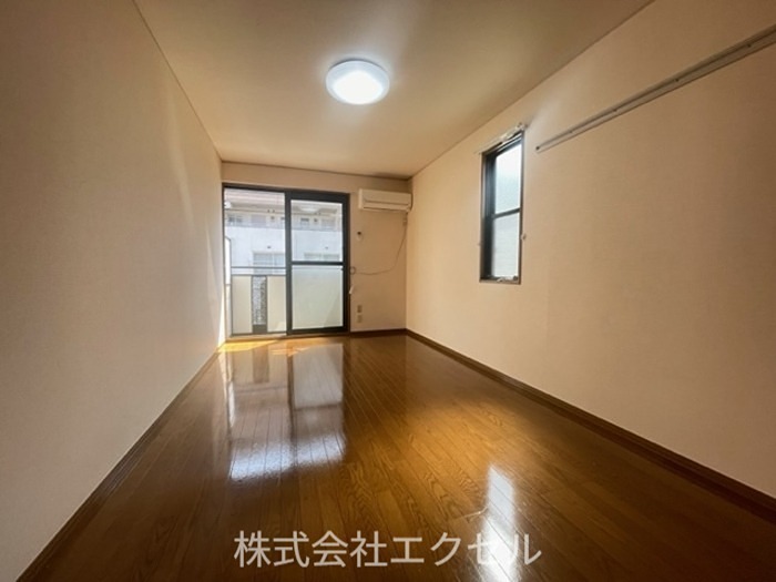 居室・リビング　エアコン付きです。