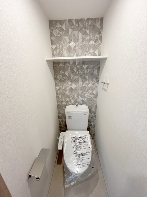 トイレ　人気アイテムの温水洗浄便座。清潔感のあるトイレです。