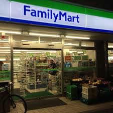 コンビニ　ファミリーマート世田谷北沢四丁目店（コンビニ）まで321m