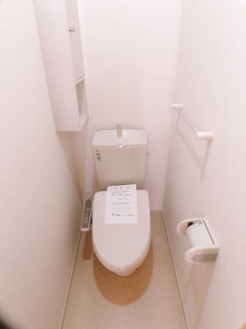 トイレ　収納棚付きのお手洗いはもちろん温水洗浄便座♪