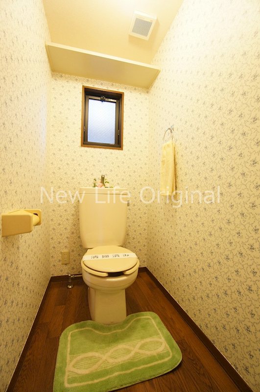 トイレ　収納棚があり、トイレットペーパーなどの収納にも便利です。