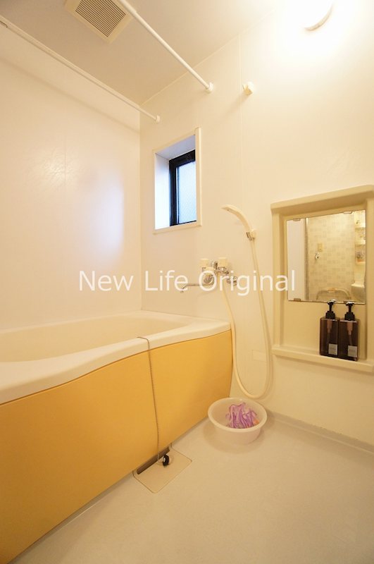 バス・シャワールーム　自然光の入るバスルームでくつろぎのひと時を。