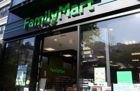 コンビニ　ファミリーマート広尾駅前店（コンビニ）まで1018m