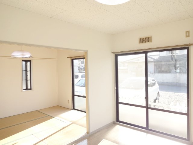 居室・リビング　南側で明るい和室６畳洋間６畳の続間で使いやすい間取りです