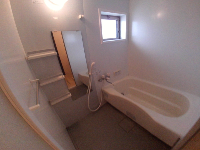 バス・シャワールーム　コンパクトで使いやすいお風呂です
