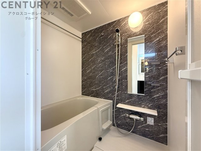バス・シャワールーム　浴室乾燥機、追い焚き機能付きで便利ですよ☆