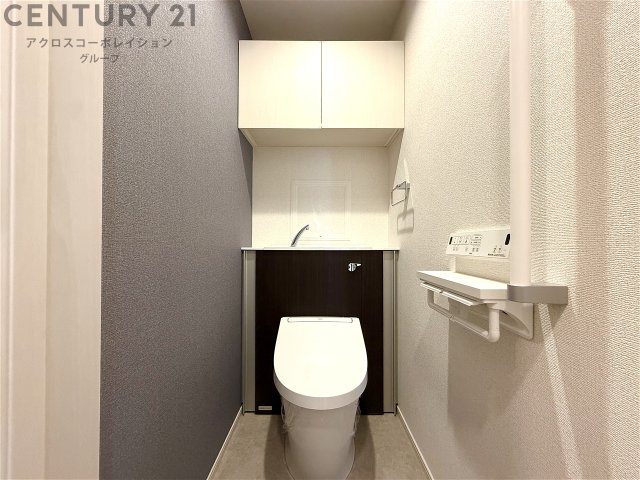 トイレ　落ち着いた色調のトイレです