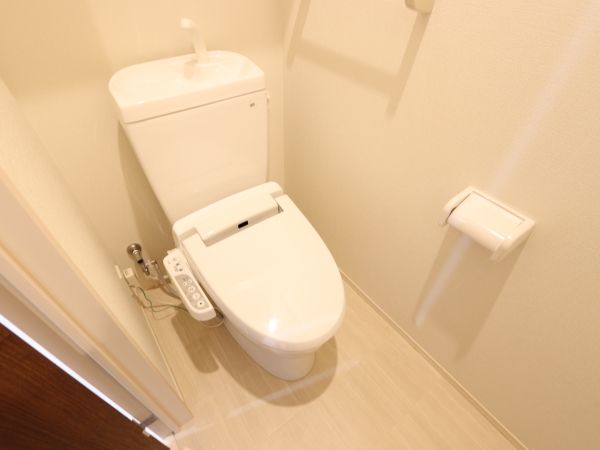 トイレ　温水シャワー付きトイレです