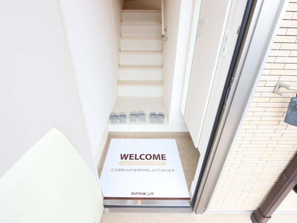 玄関　入ってすぐに内階段あります