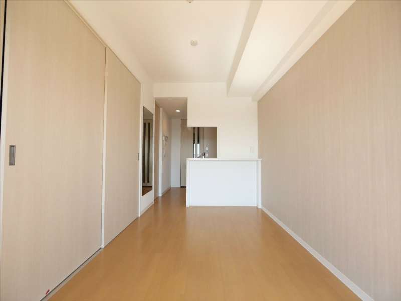 居室・リビング　ＬＤＫ9.7帖　カウンターキッチン　南面バルコニー