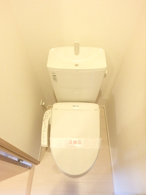 トイレ　温水洗浄便座付トイレです。