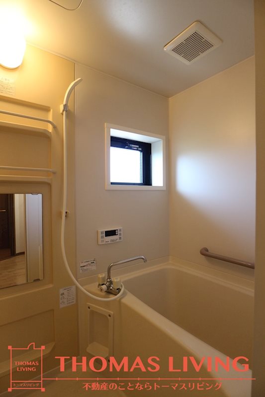 バス・シャワールーム　小窓があり、換気がしやすいですね。