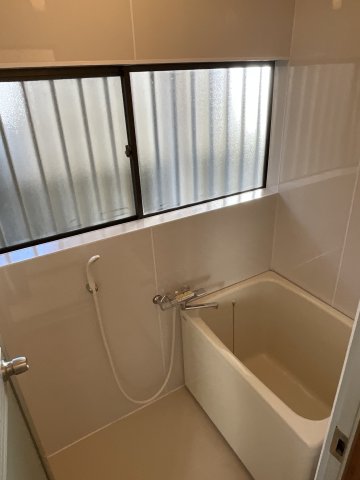 バス・シャワールーム　浴室もリフォーム済みで浴槽は新品です。