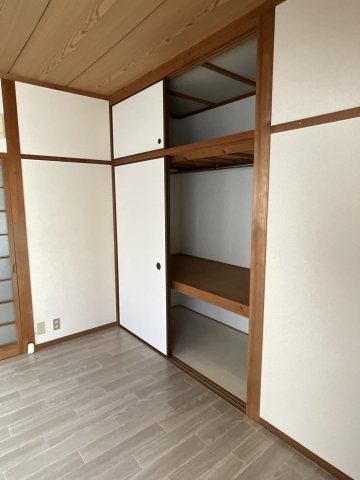 収納　手前洋室の収納です。ハンガーパイプを設置しており洋服収納もし