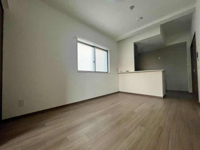 居室・リビング　同物件、別号室のものです。