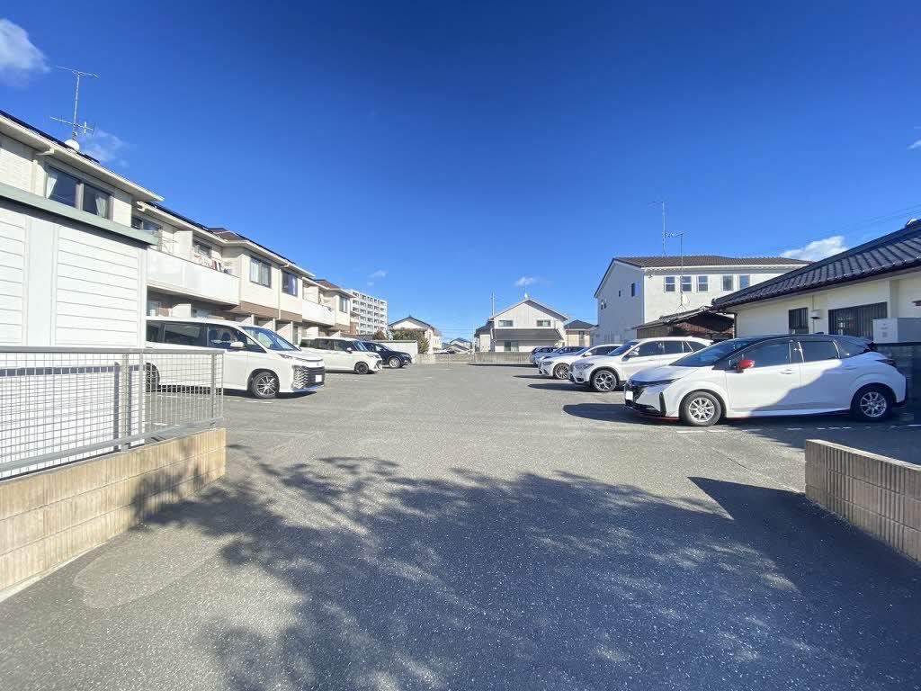 建物外観　駐車場