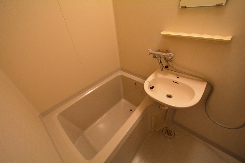 バス・シャワールーム　シンプルで機能的な浴室です！
