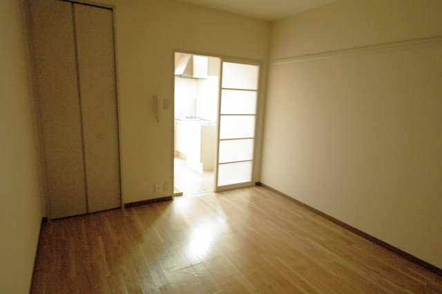 居室・リビング　エアコン付きで快適に過ごせます♪