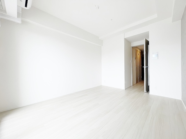 居室・リビング　ホワイトコーデ部屋・フローリング