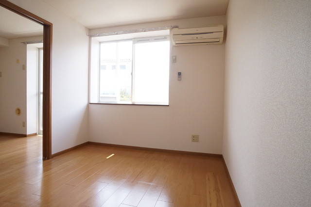 その他部屋・スペース　南側洋室６帖エアコンあります。